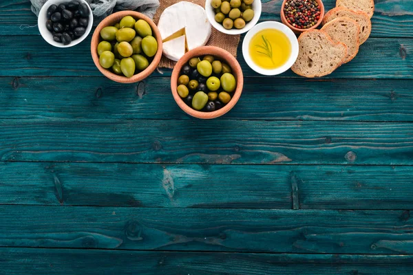 Set Olive Verdi Olive Nere Snack Tavolo Legno Blu Spazio — Foto Stock