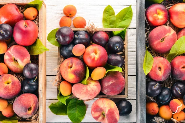 Frutas Frescas Una Caja Madera Albaricoque Melocotón Nectarina Ciruela Sobre —  Fotos de Stock