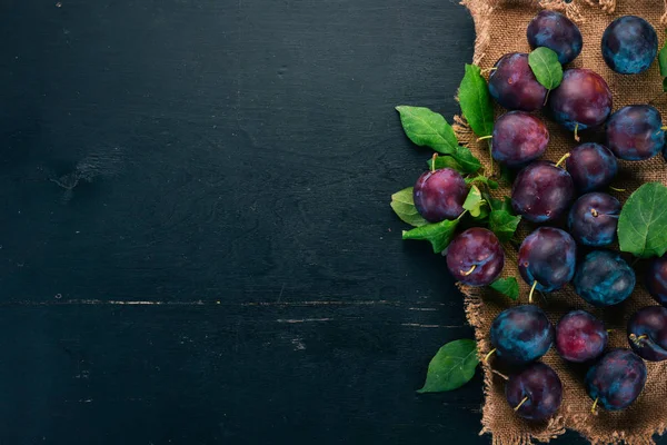 Prugne Fresche Con Foglie Frutta Uno Sfondo Legno Nero Vista — Foto Stock