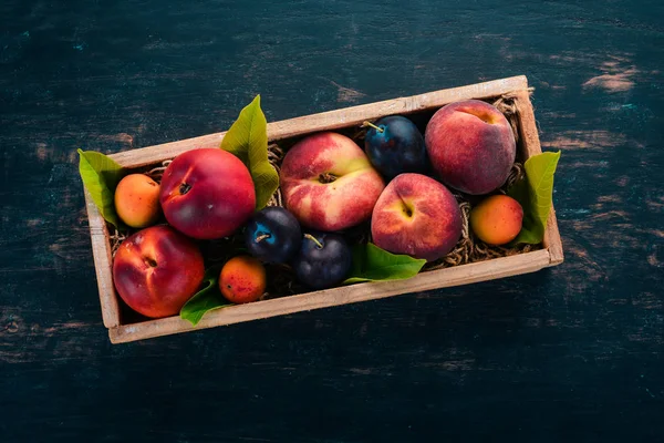 Färsk Frukt Trälåda Aprikos Persika Nektarin Plommon Trä Bakgrund Ovanifrån — Stockfoto