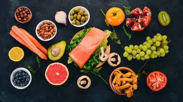 Conjunto Alimentos Saludables Una Mesa Piedra Pescado Verduras Frutas Nueces —  Fotos de Stock