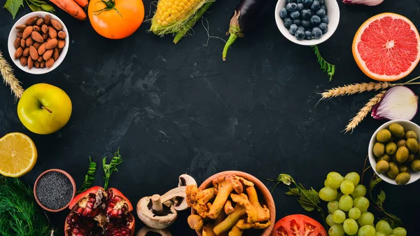 Voedsel Groenten Fruit Noten Bessen Gezonde Voeding Stenen Tafel Bovenaanzicht — Stockfoto