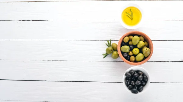 Ensemble Olives Huile Olive Romarin Olives Vertes Olives Noires Sur — Photo