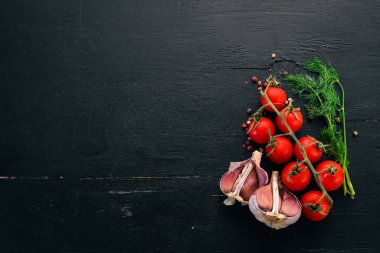 Gıda arka plan. Kiraz domates, baharatlar ve soslar. Üstten görünüm. Ahşap bir arka plan üzerinde. Metin için boş alan.