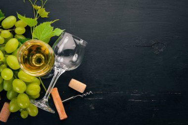 İki şarap bardak şarap ile. Üstten görünüm. Siyah bir arka plan üzerinde. Metin için boş alan.