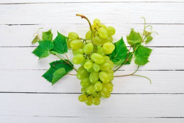 Üzüm. Beyaz ahşap zemin üzerinde taze beyaz üzüm. Üstten görünüm. Metin için boş alan.