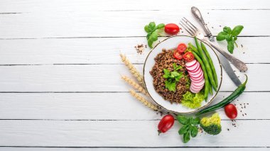 Mercimek turp, domates, fasulye ve sebze ile. Sağlıklı gıda. Beyaz ahşap bir masa üzerinde. Üstten görünüm. Metin için boş alan.