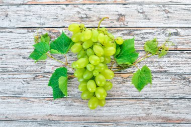 Üzüm. Beyaz ahşap zemin üzerinde taze beyaz üzüm. Üstten görünüm. Metin için boş alan.