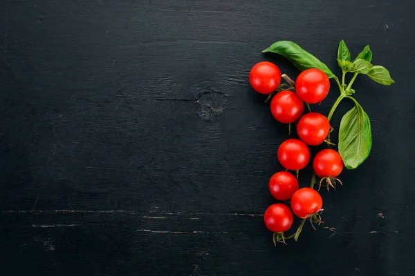 Świeże Pomidory Cherry Patyku Widok Góry Stole Ilość Wolnego Miejsca — Zdjęcie stockowe