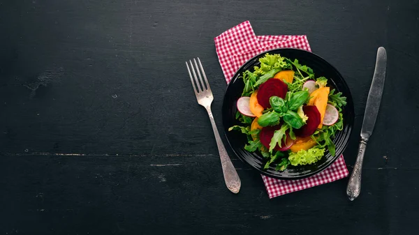 Salada Beterraba Fresca Tomate Alface Comida Saudável Uma Mesa Madeira — Fotografia de Stock