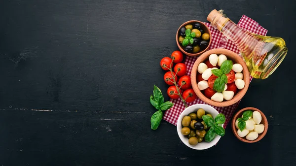 Ингредиенты Итальянского Салата Капрезе Сыр Моцарелла Помидоры Черри Листья Базилика — стоковое фото