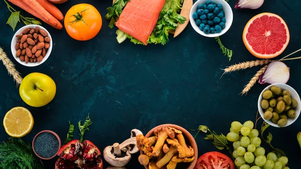 Набор Здоровой Пищи Каменном Столе Рыба Овощи Фрукты Орехи Ягоды — стоковое фото