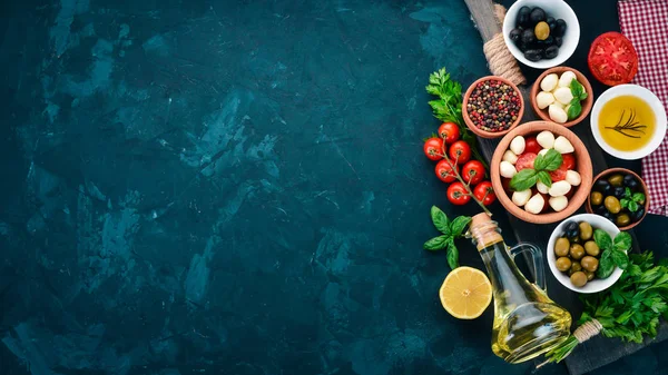 요리는 Caprese 샐러드 토마토 올리브 테이블에 텍스트에 — 스톡 사진