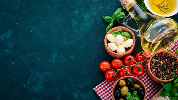 Gotowania Caprese Sałatka Ser Mozzarella Pomidory Cherry Oliwki Liście Bazylii — Zdjęcie stockowe