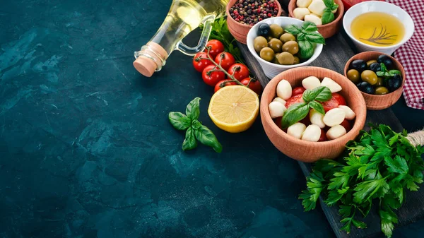 Cucinare Insalata Caprese Mozzarella Pomodorini Olive Foglie Basilico Olio Pepe — Foto Stock