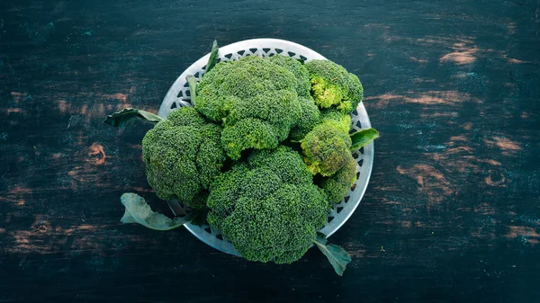 Φρέσκο Πράσινο Μπρόκολο Ωμά Λαχανικά Ένα Ξύλινο Υπόβαθρο Top View — Φωτογραφία Αρχείου