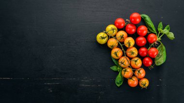 Bir dal taze kiraz domates. Üstten görünüm. Masanın üstünde. Metin için boş alan.