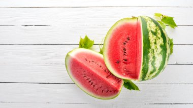 Taze karpuz. Kavun. Beyaz ahşap zemin üzerinde. Metin için özgür yer. Üstten görünüm.