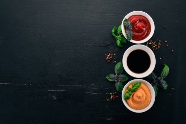 Daireler üç soslar. Ketçap, soya sosu, kırmızı biber sosu. Üstten görünüm. Metin için boş alan.