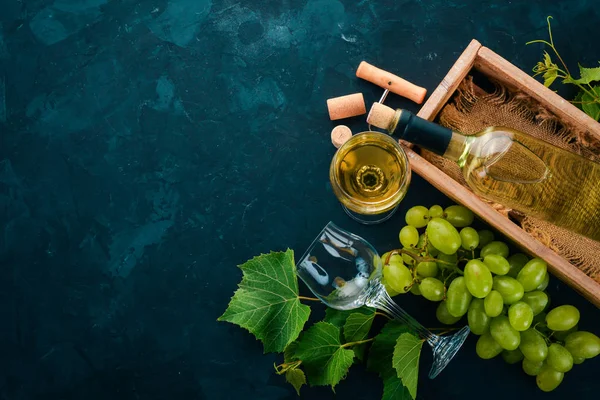 포도와 와인의 병입니다 포도의 잎입니다 최고의 있습니다 텍스트에 — 스톡 사진