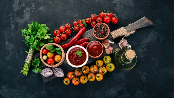 Molho Ketchup Uma Tigela Tomates Cereja Especiarias Pimentas Azeite Salsa — Fotografia de Stock