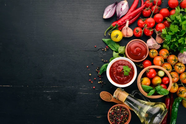 Hagyományos Paradicsom Ketchup Mártás Cseresznye Paradicsom Fűszerek Chili Paprika Olívaolaj — Stock Fotó