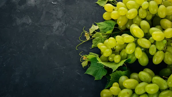 Зеленый Виноград Листьями Винограда Каменном Столе Вид Сверху Свободное Место — стоковое фото