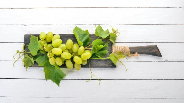 Druif Witte Druiven Een Witte Houten Achtergrond Bovenaanzicht Vrije Ruimte — Stockfoto