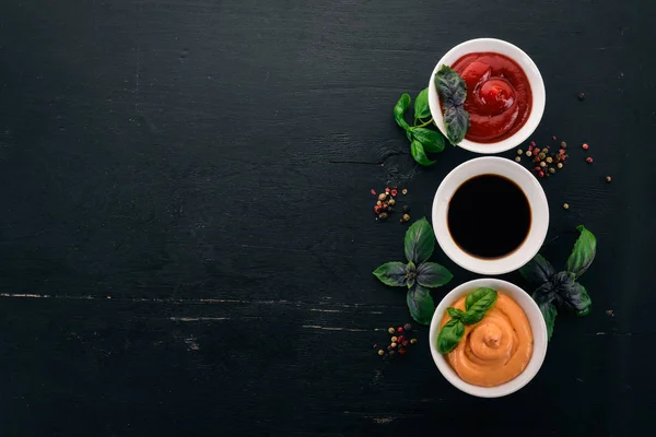 Drei Saucen Untertassen Ketchup Sojasauce Paprikasauce Ansicht Von Oben Freiraum — Stockfoto
