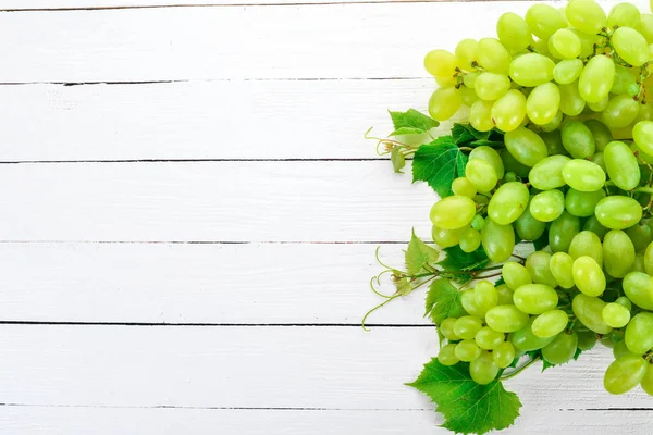 Grape Fräscha Vita Druvor Vit Trä Bakgrund Ovanifrån Ledigt Utrymme — Stockfoto