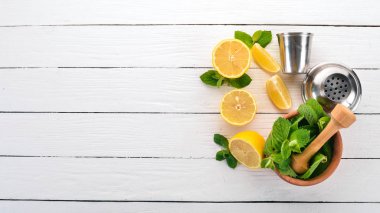 Narenciye meyve ve nane bir kokteyl hazırlamak için hazırlık. Limon, greyfurt, limon, portakal. Ahşap bir arka plan üzerinde. Üstten görünüm.