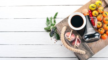 Soya sosu bir cam kavanoza. Üstten görünüm. Beyaz ahşap zemin üzerinde. Metin için boş alan.