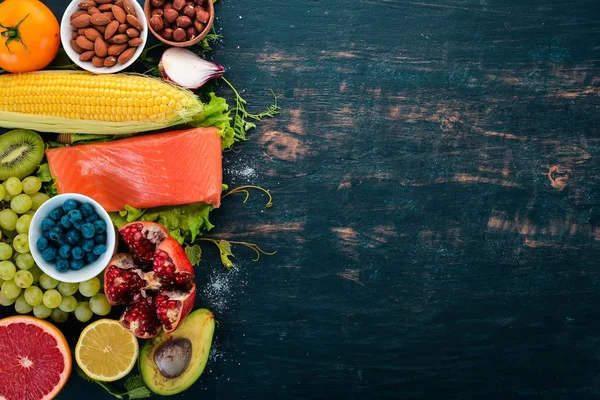 Eine Reihe Von Gesunden Lebensmitteln Fisch Nüsse Eiweiß Beeren Gemüse — Stockfoto