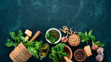 Geleneksel fesleğen pesto sos. Fesleğen, parmesan peyniri, zeytin yağı, çam fıstığı, biber, sarımsak. Üstten görünüm. Taş masanın üstünde. Metin için boş alan.