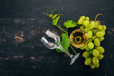 İki şarap bardak şarap ile. Üstten görünüm. Siyah bir arka plan üzerinde. Metin için boş alan.