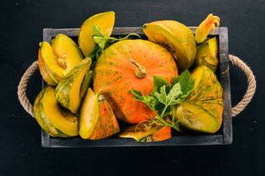 Kabak mezarda. Dilimlenmiş kabak. Ahşap bir masaya. Metin için özgür yer. Üstten görünüm.