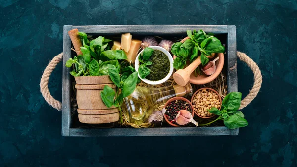 Ingredientes Para Cozinhar Molho Pesto Uma Caixa Madeira Manjericão Queijo — Fotografia de Stock