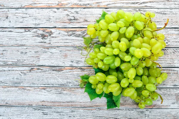 Winogron Świeże Winogrona Białe Białym Tle Drewnianych Widok Góry Ilość — Zdjęcie stockowe