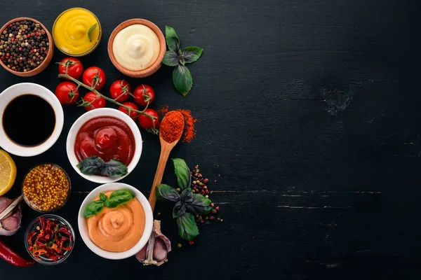 Die Soßen Auf Schwarzem Holzgrund Anrichten Ketchup Mayonnaise Senf Sojasauce — Stockfoto