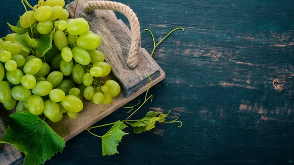 Färska Gröna Druvor Med Blad Druvor Ovanifrån Svart Trä Bakgrund — Stockfoto