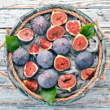 Beyaz ahşap zemin üzerinde bir ahşap kutu incir. Metin için özgür yer. Üstten görünüm.