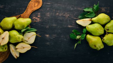 Taze armut. Armut büyük bir set. Meyve. Metin için özgür yer. Siyah ahşap arka plan üzerinde. Üstten görünüm.