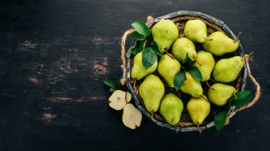 Taze yeşil armut. Ürün yelpazesine armut mezarda. Siyah masaya. Metin için özgür yer. Üstten görünüm.