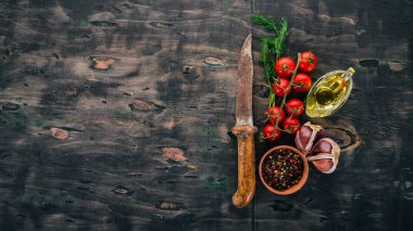 Gıda arka plan. Kiraz domates, baharatlar ve soslar. Üstten görünüm. Ahşap bir arka plan üzerinde. Metin için boş alan.