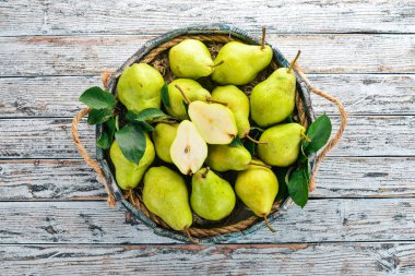 Ürün yelpazesine armut mezarda. Beyaz ahşap bir masa üzerinde. Metin için özgür yer. Üstten görünüm.