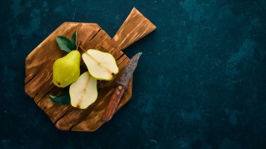 Taze armut siyah bir taş tablo. Meyve. Metin için özgür yer. Üstten görünüm.