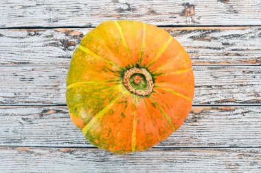 Balkabağı. Taze sebze. Beyaz ahşap zemin üzerinde. Metin için özgür yer. Üstten görünüm.