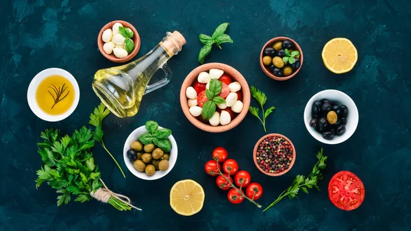 Koken Een Caprese Salade Mozzarella Kaas Cherry Tomaten Olijven Basilicum — Stockfoto