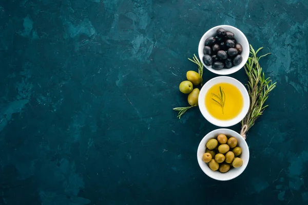 Conjunto Aceitunas Aceite Oliva Romero Aceitunas Verdes Aceitunas Negras Sobre — Foto de Stock