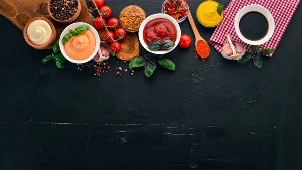 Sauzen Een Zwarte Houten Achtergrond Instellen Ketchup Mayonaise Mosterd Soja — Stockfoto